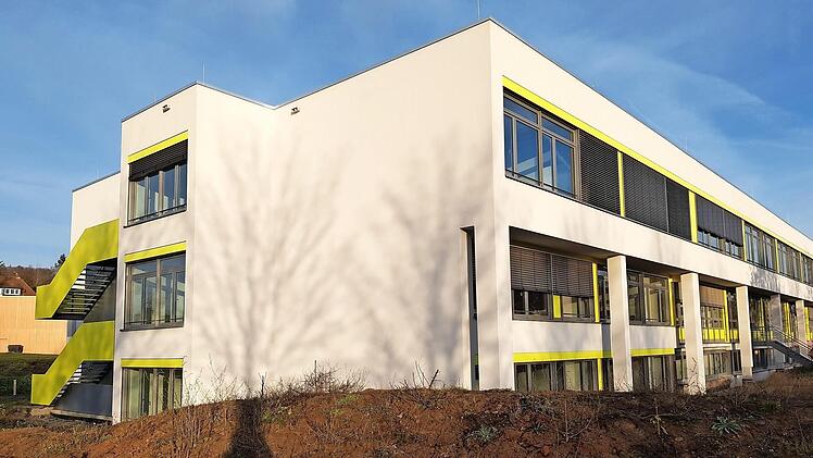 Kaum wiederzuerkennen ist die Realschule in Ebern, die an der Ost- und der Westfront neue Fluchttreppen erhielt. Nur der neue Haupteingang fehlt noch.