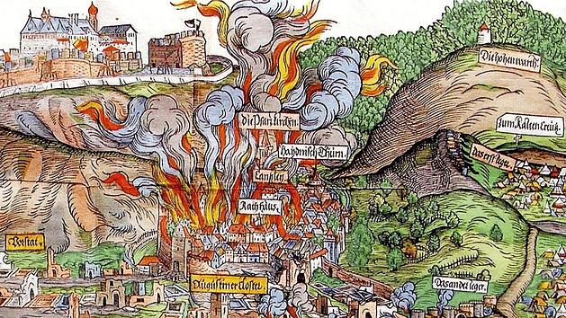Der zeitgenössische colorierte Holzschnitt des Künstlers Hans Glaser aus Nürnberg zeigt das brennende Kulmbach am 26. November 1553 und die noch unzerstörte Plassenburg über der Stadt mit den schwarz-weißen Hohenzollernfahnen. Der originale Holzschnitt wird in der Studienbibliothek Dillingen aufbewahrt und wurde als Postkarte vom Verein Freunde der Plassenburg herausgegeben. Foto: Holger Peilnsteiner