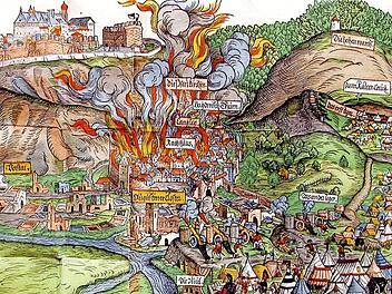Der zeitgen&ouml;ssische colorierte Holzschnitt des K&uuml;nstlers Hans Glaser aus N&uuml;rnberg zeigt das brennende Kulmbach am 26. November 1553 und die noch unzerst&ouml;rte Plassenburg &uuml;ber der Stadt mit den schwarz-wei&szlig;en Hohenzollernfahnen. Der originale Holzschnitt wird in der Studienbibliothek Dillingen aufbewahrt und wurde als Postkarte vom Verein Freunde der Plassenburg herausgegeben. Foto: Holger Peilnsteiner