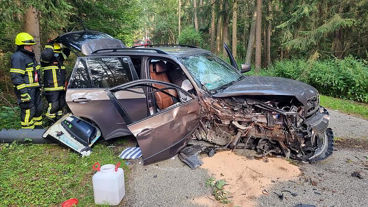 Auto kommt von Stra&szlig;e ab und kracht gegen Baum