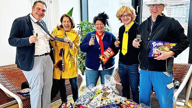 B&uuml;rgermeister Jochen Weber, Ursula Baszanowski, Tanja Rosenbauer, Vorstand Luca Rosenbauer und Peter Schug (v.l.) bei der S&uuml;&szlig;igkeiten-Spende des &bdquo;Michelauer Einkaufskorbs&ldquo; im Rathaus.