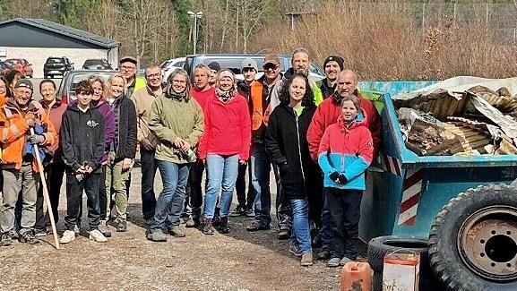 Zahlreiche fleißige Freiwillige haben rund um Premich die Flur gesäubert und alte Reifen oder sogar Ölkanister gefunden.
