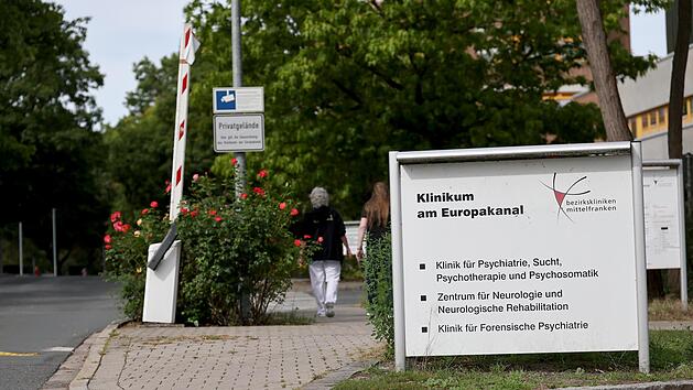 Die Einfahrt zum Gel&auml;nde des Klinikums am Europakanal in Erlangen.