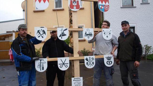 Neue Schilder gibt es am Arnshausener Zunftbaum, die alten verwitterten sind Geschichte. Dafür gesorgt haben (von links) Vereinsringvorsitzender Rudolf Renninger, Christian und Tobias Renninger sowie Daniel Weingärtner vom Bauwagenteam. Fotos: Michaela Atzler