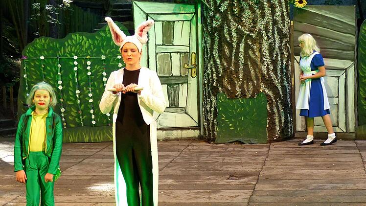 Der Frosch (Fanni Bordfeldt), das weiße Kaninchen (Saskia Luthardt) und Alice (Paula Kammerer).