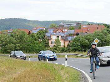 In der Kurve muss Janis von rechts die Staatsstraße überqueren und dann am Straßenrand Richtung Melkendorf fahren. Die Autofahrer nahmen bei unserem Test Rücksicht auf den Elfjährigen, doch bei Gegenverkehr wird es eng. Fotos: Dagmar Besand