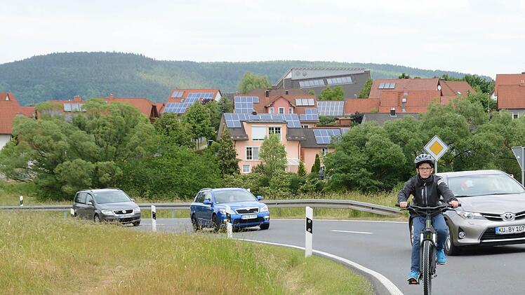 In der Kurve muss Janis von rechts die Staatsstraße überqueren und dann am Straßenrand Richtung Melkendorf fahren. Die Autofahrer nahmen bei unserem Test Rücksicht auf den Elfjährigen, doch bei Gegenverkehr wird es eng. Fotos: Dagmar Besand