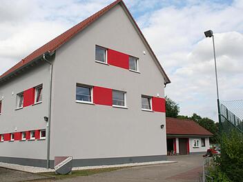 Das neue Haus wurde mit dem bestehenden Tennishaus (im Bild rechts) verbunden. Foto: Evi Seeger