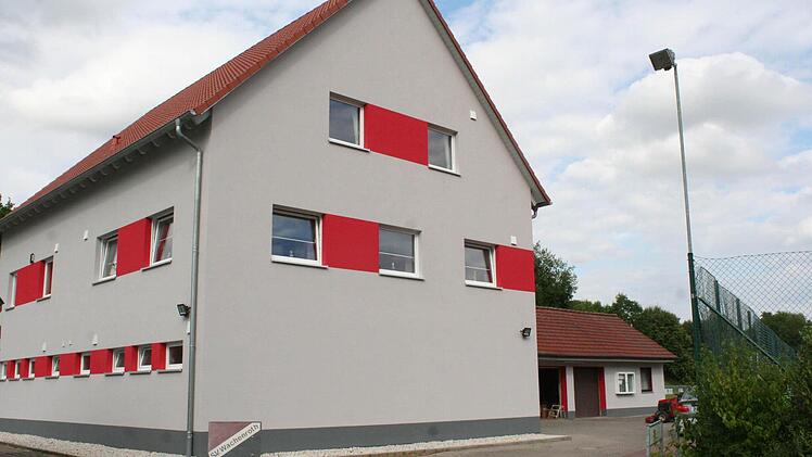 Das neue Haus wurde mit dem bestehenden Tennishaus (im Bild rechts) verbunden. Foto: Evi Seeger