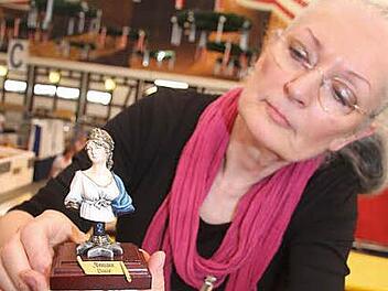 Suzanne Plédavent-Zahajko aus dem hohen Norden zeigt, wie Zinnfiguren richtig bemalt werden. Ihre Königin Luise und all ihre anderen Figuren haben manchmal mehr als dreißig Schichten Foto: Sonja Adam