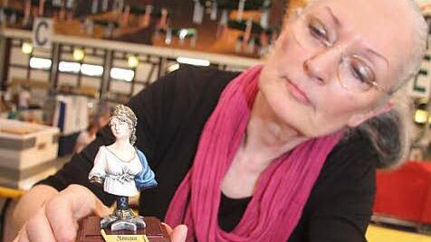 Suzanne Plédavent-Zahajko aus dem hohen Norden zeigt, wie Zinnfiguren richtig bemalt werden. Ihre Königin Luise und all ihre anderen Figuren haben manchmal mehr als dreißig Schichten Foto: Sonja Adam