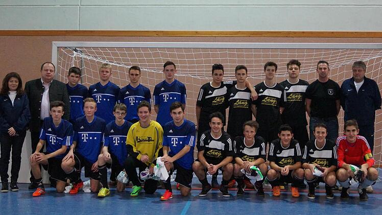 Die beiden Finalisten im B-Junioren-Turnier. Links die JFG Frankenwald (2.), rechts der Sieger JFG Maintal/Friesenbachtal mit ihren Betreuern. Links JFG-Vorsitzende Karin Thomas und Grafengehaigs Bürgermeister Werner Burger, rechts der stellvertretende JFG-Vorsitzenden Udo Fischer. Foto: Klaus-Peter Wulf