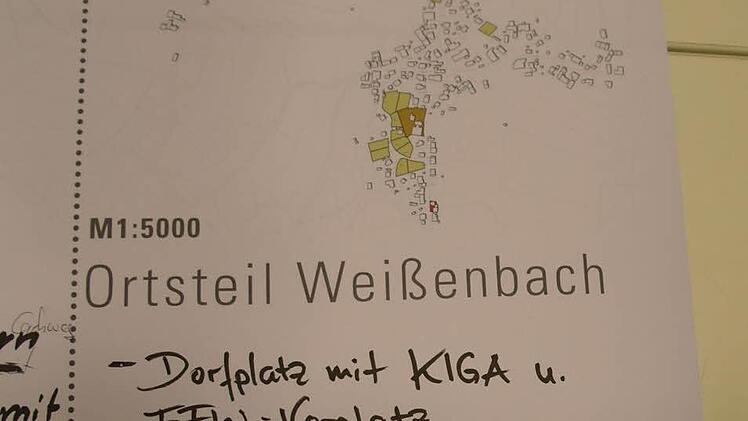Diskussionen, Stifte und Papier: Beim Workshop der Brückenauer Rhönallianz brachten sich etliche Bürger ein. Foto: Stephanie Elm