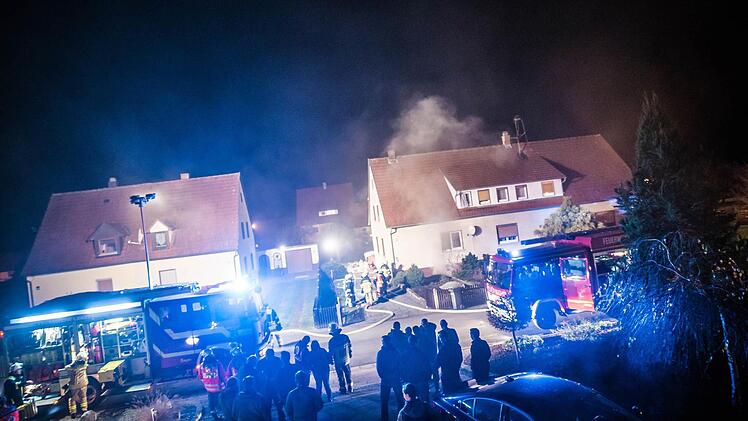 Mit vereinten Kräften gelang es den Feuerwehren Lanzendorf, Himmelkron und Gefrees das Haus in der Lindenstraße zu retten.  Foto: Alexander Muck