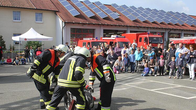 Die Unfallszenarien, die sich die Feuerwehr Kulmbach für den Tag der offenen Tür ausgedacht hatte, zogen die Zuschauer in ihren Bann.Sonny Adam