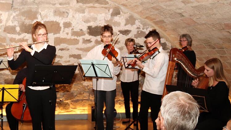 Laura Zinn mit einem Teil des Kammerensembles   Foto: Johanna Blum