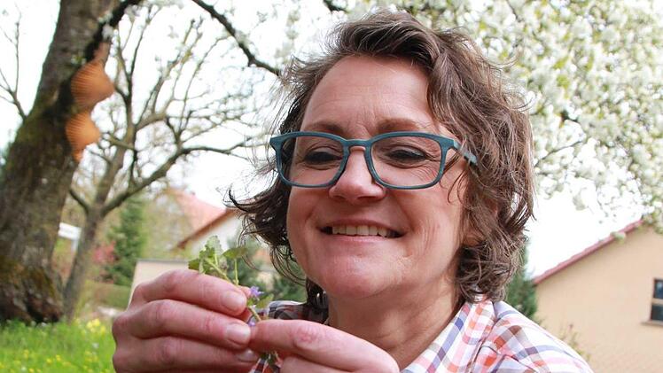 Karin Weitzel ist Kräuterpädagogin und Pflanzen-Expertin. Bei Kursen und Seminaren verrät sie, warum so manches "Unkraut" im Kochtopf landen sollte. Foto: Carmen Schmitt