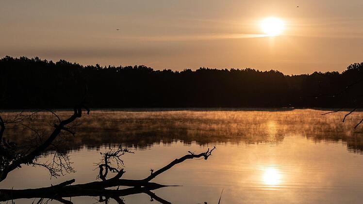 Symbolbild: Die Sonne geht über dem Grabowsee in Oranienburg (Brandenburg) auf. Foto: Paul Zinken/dpa