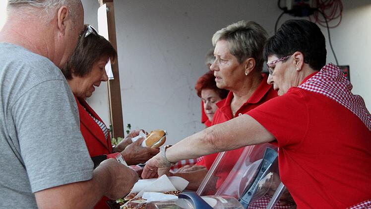 Zahlreiche Helferinnen stehen schon seit Anfang in ihrem Stand und bedienen die Gäste. Foto: Günther Geiling