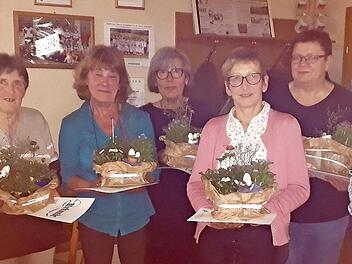 Birgit Baier, die stellvertretende Kreisvorsitzende (von links) zeichnete Angela Gollhardt, Brigitte Kirchner, Anni Troll und Ulla Herold aus. Von Rechts:die Vorsitzenden Michael Dros und G&uuml;nter Sch&uuml;ler. Foto: privat