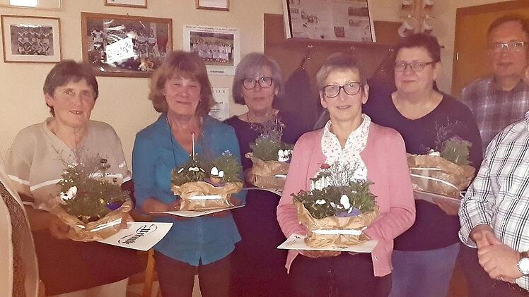 Birgit Baier, die stellvertretende Kreisvorsitzende (von links) zeichnete Angela Gollhardt, Brigitte Kirchner, Anni Troll und Ulla Herold aus. Von Rechts:die Vorsitzenden Michael Dros und G&uuml;nter Sch&uuml;ler. Foto: privat