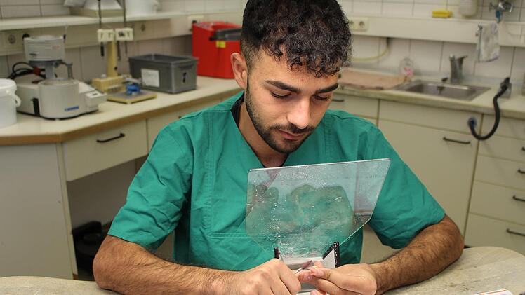 Azad Issa aus Syrien hat Anfang September eine Ausbildung zum Zahntechniker im Dentallabor Eigenbrod begonnen. Foto: Julia Raab
