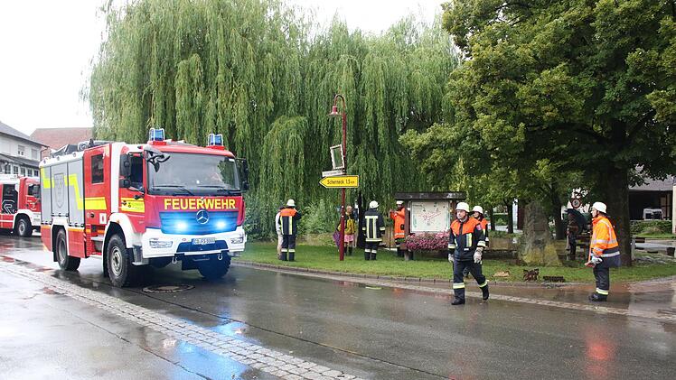 In Stöppach konnte die Kanalisation die Wassermengen nicht mehr aufnehmen. Auch das Wasser im Dorfteich trat über das Ufer.
