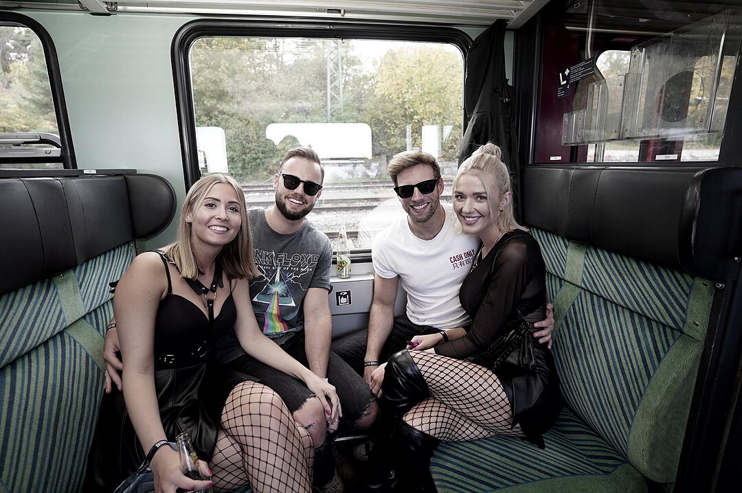 Party im Zug - Raver*innen tanzen zu Techno-Beats