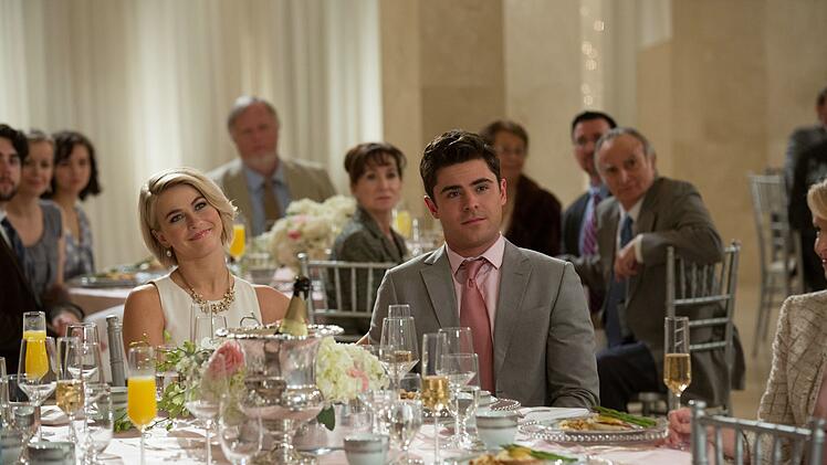 Jason (Zac Efron, rechts) wollte Meredith (Julianne Hough, links) eigentlich heiraten. Doch das Wochenende mit seinem Gro&szlig;vater bringt ihn ins Zweifeln.