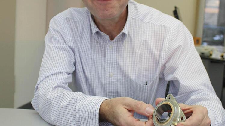 Geschäftsführer Michael Bönig mit einer Palette kostbarer Speziallager.