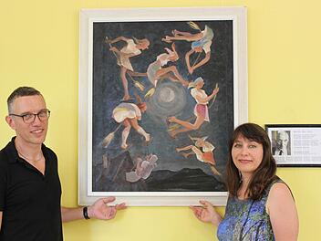 Michael und Daniela Ott händigen der Stadt Ebermannstadt ein Bild ihres Vaters aus.  Foto: fra-press