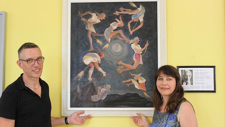 Michael und Daniela Ott händigen der Stadt Ebermannstadt ein Bild ihres Vaters aus.  Foto: fra-press