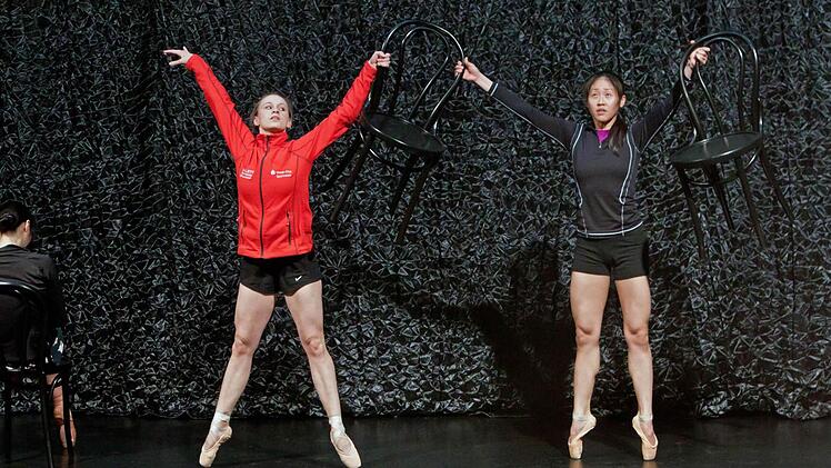 Einblicke in den nächsten Coburger Ballettabend bot eine Soirée im Landestheater. - Probenszene aus Mark McClains "Bewitched, bothered & bewildered".Foto: Jochen Berger