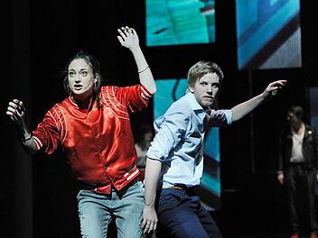 Ronja Losert und Pascal Riedel spielen in "Das schwarze Wasser" Fotos: Martin Kaufhold