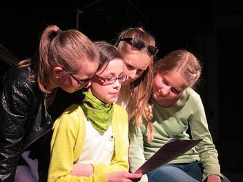 Mariellas Freundinnen sind geteilter Meinung und hecken einen Plan aus. Foto: Doris Bauer