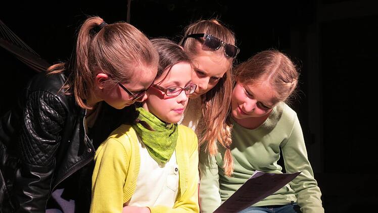 Mariellas Freundinnen sind geteilter Meinung und hecken einen Plan aus. Foto: Doris Bauer