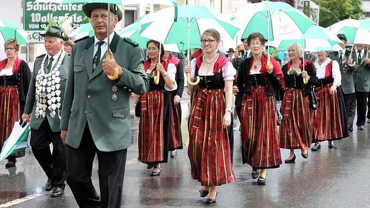 Die Nachbarn aus Schwarzenbach am Wald präsentierten sich mit einheitlichen Regenschirmen. Foto: Michael Wunder
