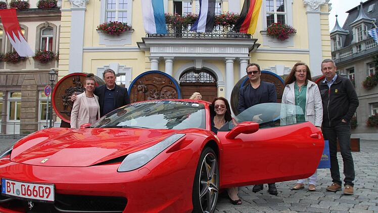 Auch dieser Ferrari 458 Italia mit 570 PS kann bestaunt werden. Unser Bild zeigt (von links) Helene Isert, OB Henry Schramm, Anka und Ermanno Lubiato vom Restaurant "Alla Rustica", Kerstin Hoppert vom Veranstaltungsservice der Stadt und Wolfgang Isert. Foto: Alexander Hartmann