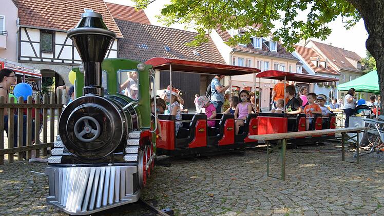 Die Nostalgie-Eisenbahn sorgte den ganzen Tag &uuml;ber f&uuml;r Begeisterung  Fotos: Katrin Zimmermann