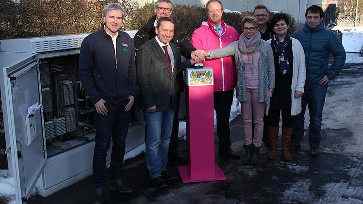 Sie freuen sich über das schnelle Internet: Im Bild von links: Ralf Deuber (EP Deuber), Bürgermeister Norbert Gräbner, Achim Fickenscher, Andreas Rudloff (beide Telekom), Ilona Sigmund (Kaim-Denzner), Matthias Beetz (Telekom), Sabine Denzner (Euronics Kaim-Denzner), Andreas Buckreus (Kämmerer Marktrodach. Foto: Veronika Schadeck