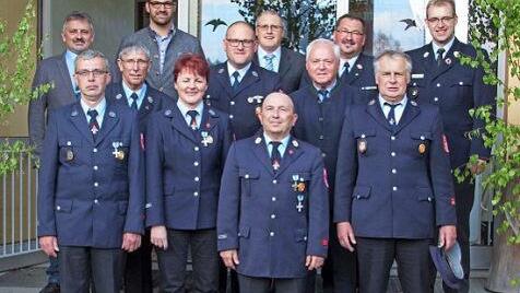 Insgesamt zehn Feuerwehrleute galt es zu ehren. Sie leisten ihren ehrenamtlichen Dienst seit mehr als 25 oder sogar 40 Jahren.