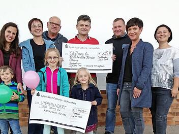Über 685,33 Euro für die Coburger Stiftung für krebskranke Kinder konnte sich Stiftungsrat Hartmut Bohl (Vierter von links) freuen. Die Übergabe erfolgte mit (von links): Maren Wittmann, Nadine Schmitt (mit Tim), Katrin Klehr (mit Emma), Edgar Koch, Wolfgang Rößner, Nina Reising, Jacqueline Schmidt und Marco Wittmann  Foto: Bettina Knauth