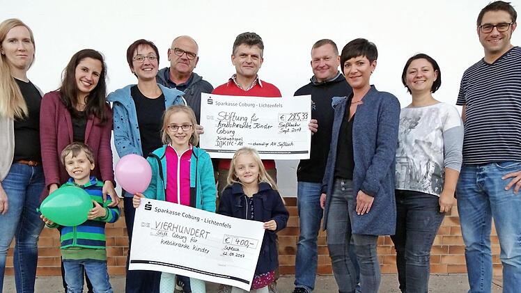 Über 685,33 Euro für die Coburger Stiftung für krebskranke Kinder konnte sich Stiftungsrat Hartmut Bohl (Vierter von links) freuen. Die Übergabe erfolgte mit (von links): Maren Wittmann, Nadine Schmitt (mit Tim), Katrin Klehr (mit Emma), Edgar Koch, Wolfgang Rößner, Nina Reising, Jacqueline Schmidt und Marco Wittmann  Foto: Bettina Knauth