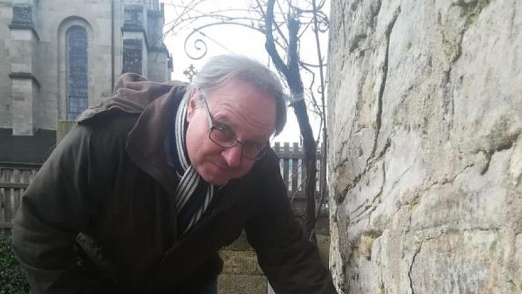 Walter Hanslok zeigt  auf die massiven Sch&auml;den an der Sandsteinmauer.Diana Becht-Zwetkov