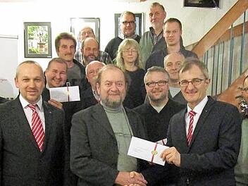 Die Sparkasse Kulmbach-Kronach verteilte 12 250 Euro an Vereine und Institutionen in Marktschorgast. Vorstandsmitglied Harry Weiß (Zweiter von rechts) übergab einen Spendenbrief an stellvertretenden Bürgermeister Nikolaus Ott. Im Bild links neben Ott ist Gebietsdirektor Ronny Metzner.  Foto: Bruno Preißinger