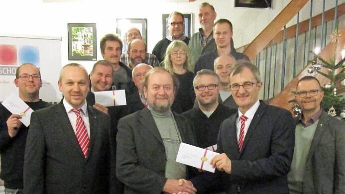 Die Sparkasse Kulmbach-Kronach verteilte 12 250 Euro an Vereine und Institutionen in Marktschorgast. Vorstandsmitglied Harry Weiß (Zweiter von rechts) übergab einen Spendenbrief an stellvertretenden Bürgermeister Nikolaus Ott. Im Bild links neben Ott ist Gebietsdirektor Ronny Metzner.  Foto: Bruno Preißinger