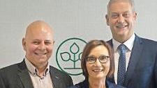 Seit 40 Jahren bei der AOK ist Ruth Heilmann. Es gratulieren Frank Dünisch (rechts) und Rene Oppel.  Foto: Denise Zehe