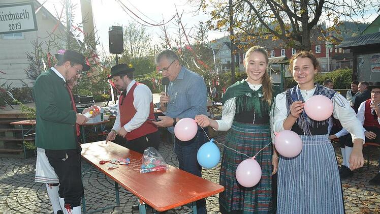 Eine besondere Gaudi war der Luftballonaufblaswettbewerb am Montag. Dabei hatte die Mädels weitaus mehr Geschick. Foto: Karl-Heinz Hofmann