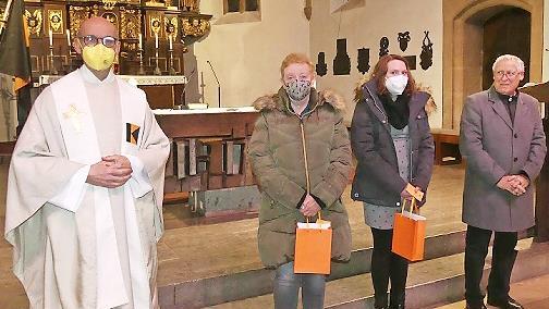 Neuaufnahmen bei der Kolpingsfamilie Herzogenaurach: von links Kolpingpräses und Stadtpfarrer Helmut Hetzel, Ursula Welker, Christina Frötsch und Vorsitzender Dieter Lohmaier