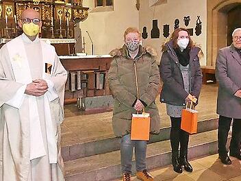 Neuaufnahmen bei der Kolpingsfamilie Herzogenaurach: von links Kolpingpräses und Stadtpfarrer Helmut Hetzel, Ursula Welker, Christina Frötsch und Vorsitzender Dieter Lohmaier
